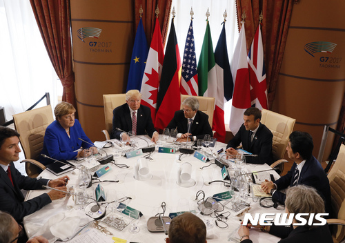 【타오르미나=AP/뉴시스】26일 G7 시칠리아 정상회의가 실무 오찬 형식으로 원탁에서 진행되고 있다. 27일 오전 공동 코뮤니케가 발표된다. 2017. 5. 26.