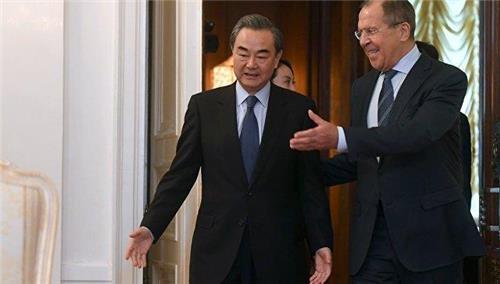모스크바에서 만난 세르게이 라브로프 러시아 외무장관(오르쪽)과 왕이 중국 외교부장(왼쪽) [리아노보스티=연합뉴스]