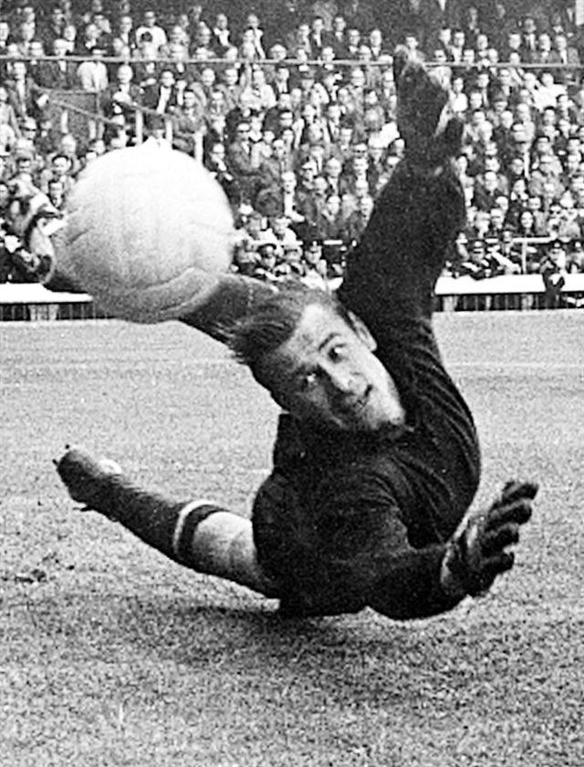 1966년 7월 16일 월드컵 매치, 이탈리아와의 경기에서 몸을 날리는 레프 야신.