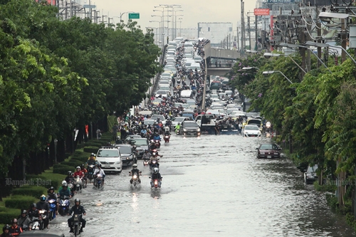 폭우로 방콕시내 도로가 물에 잠기면서 오도가도 못한 차들과 오토바이들이 고가도로 위에 엉켜 있다[사진출처 방콕포스트]