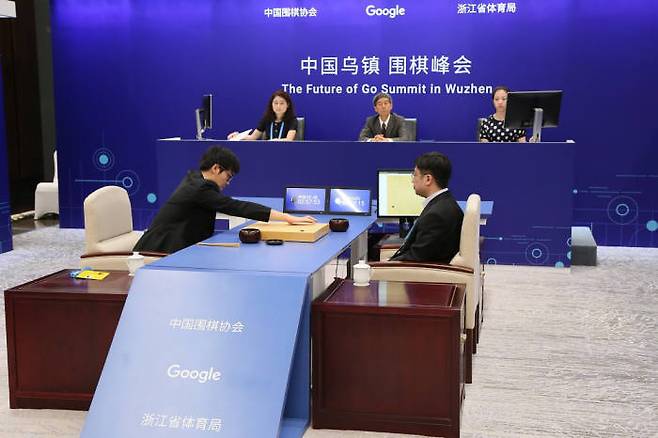 알파고와 커제 9단이 23일 중국 저장성 우전에서 열린 바둑의 미래 서밋에서 대국을 벌이고 있다.
