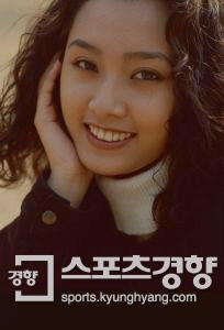 1990년 배우 오현경. 가수 겸 배우 혜리와 닮은 모습이 인상적이다.