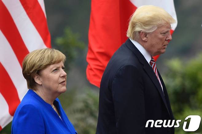 G7 정상회의에서 만난 앙겔라 메르켈 독일 총리(왼쪽)와 도널드 트럼프 미국 대통령© AFP=뉴스1