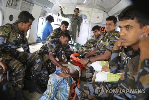지난 27일 스리랑카 라트나푸라 지역에서 한 홍수 피해자가 공군 헬기로 이송되고 있다.[AP=연합뉴스 자료사진]