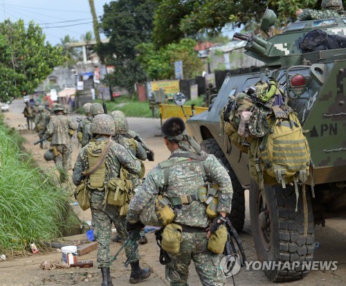 지난 28일 필리핀 남부 민다나오섬 마라위시(市)에서 필리핀 정부군이 무슬림 반군의 은신처를 공격하기 위해 이동하고 있다. [AFP=연합뉴스]
