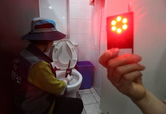 한 손에 쏙 들어오는 적외선 탐지기는 몰카 렌즈에 빨간 불빛을 반사시키는 방식으로 숨겨진 몰카를 찾아낸다. 뒤에 보이는 전자파 탐지기는 몰카의 전자파를 감지하면 경고음을 낸다. 김상선 기자