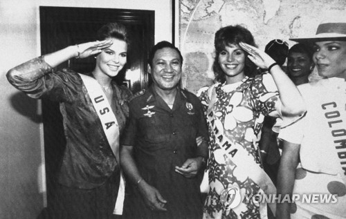 1986년 미스 USA, 미스 콜롬비아와 함께 사진 촬영하는 파나마의 최고 통치자 마누엘 노리에가.[AP=연합뉴스 자료사진]