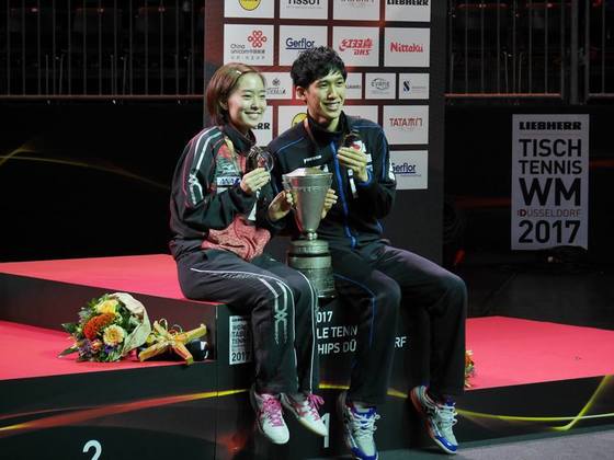 2017 세계탁구선수권대회에서 혼합복식 금메달을 딴 일본의 이시카와 가스미(왼쪽)와 요시무라 마하루. [사진 일본탁구협회 페이스북]