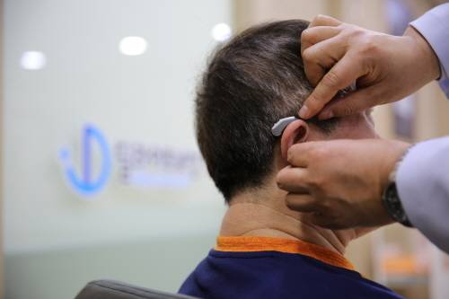 난청 증상으로 보청기를 착용하는 노인.© News1