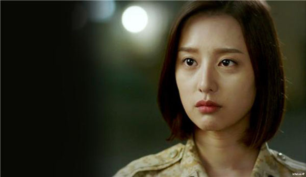 "태양의 후예"에서 앞머리가 없는 단발머리를 보여준 배우 김지원: ⓒ MK스타일 /KBS