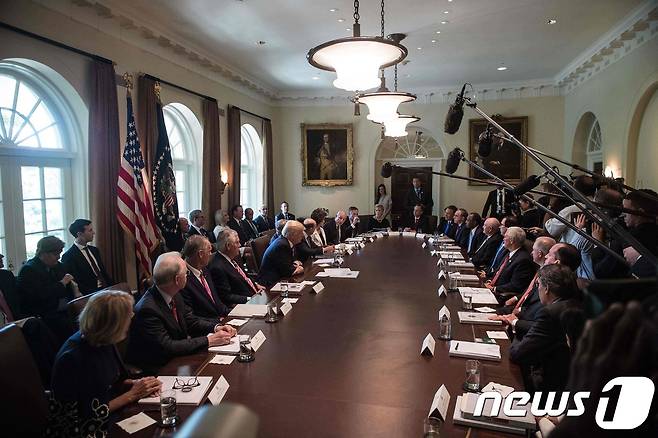 12일(현지시간) 백악관에서 열린 트럼프 취임 첫 전체 각료회의. © AFP=뉴스1