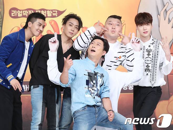 송민호, 은지원, 이수근, 강호동, 안재현(왼쪽부터)이 13일 오후 서울 영등포 타임스퀘어에서 열린 tvN '신서유기4' 제작보고회에 참석해 포즈를 취하고 있다. © News1 권현진 기자