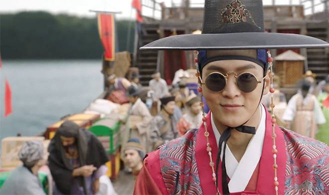 SBS 월화드라마 ‘엽기적인 그녀’에서 주인공 견우가 청나라 유학을 마치고 조선으로 돌아오는 장면. 현대적인 느낌이 나는 선글라스를 썼다. /SBS