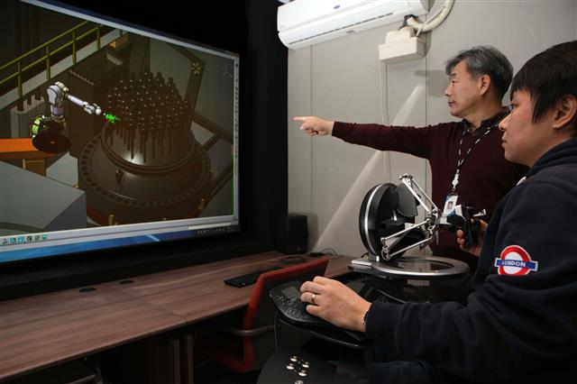 한국원자력연구원에서는 원자로 폐로시 필요한 기술 확보를 위해 다양한 연구를 진행하고 있다. 사진은 컴퓨터를 이용해 원전 해체 시뮬레이션 실험을 하고 있는 모습.한국원자력연구원 제공
