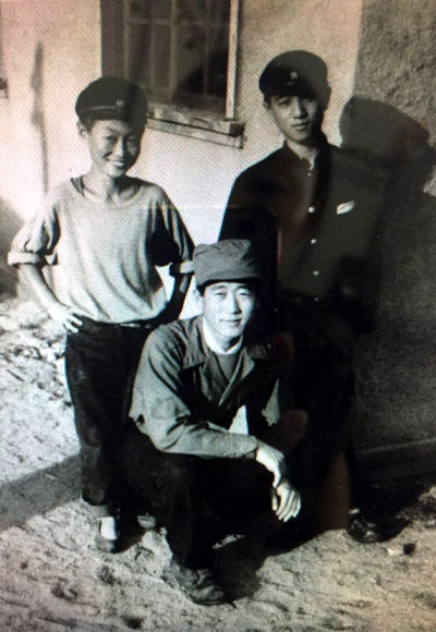 메클링 대령이 보관하고 있던 6·25 전쟁 때 대구기지에서 함께 근무한 박영섭(왼쪽부터), 김모(이름은 모름), 준하(성은 모름)씨의 모습.연합뉴스