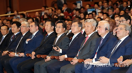 (제주=연합뉴스) 배재만 기자 = 문재인 대통령(왼쪽 네 번째)이 16일 오후 제주 국제컨벤션센터에서 열린 '아시아인프라투자은행(AIIB) 연차총회'에 참석해 자리하고 있다.      scoop@yna.co.kr