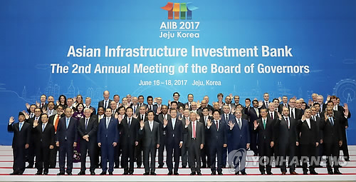 (제주=연합뉴스) 배재만 기자 = 문재인 대통령이 16일 오후 제주 국제컨벤션센터에서 열린 '아시아인프라투자은행(AIIB) 연차총회' 에서 각국 참석자들과 기념촬영 하고있다. 2017.6.16  scoop@yna.co.kr  (끝)