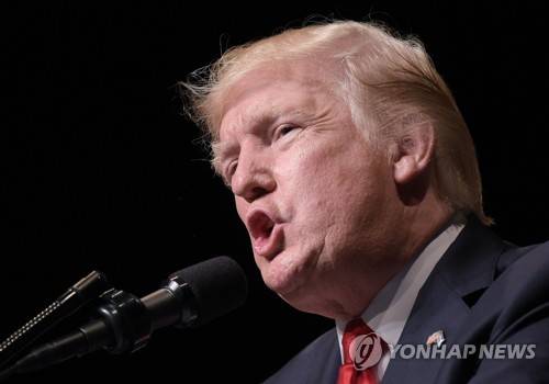 (마이애미 AFP=연합뉴스) 도널드 트럼프 미국 대통령이 16일(현지시간) 플로리다주 마이애미를 방문해 새로운 쿠바정책을 발표하고 있다.