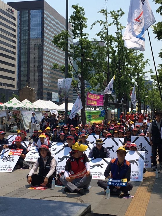 18일 오후 서울 종로구 광화문 1번가 국민인수위원회 앞에서 '전국 우정 노동자 결의대회'를 열렸다. 홍상지 기자