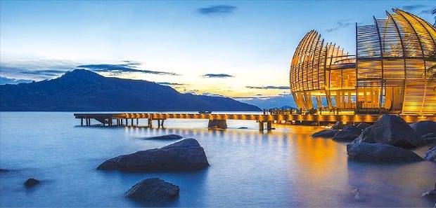 안람 리트릿 닌반 베이 리조트의 독특한 인테리어를 자랑하는 메인 레스토랑. 노을이 특히 아름답다.