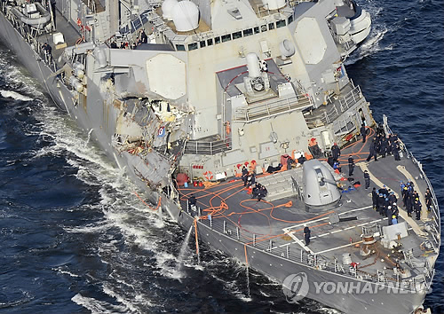 (도쿄 AP=연합뉴스) 필리핀 컨테이너선과 일본 인근 해상에서 충돌해 선체 오른쪽 측면 일부가 파손된 미국 이지스 구축함 '피츠제럴드'가 지난달 18일(현지시간) 일본 요코스카 미 해군기지로 예인되고 있다. 이번 사고로 피츠제럴드함은 이지스 시스템의 핵심인 'SPY1 레이더' 부근이 크게 파손, 조기 현장복귀를 기대할 수 없는 상황이어서 미사일 방어에 영향을 입게 됐다고 일 언론은 전했다.      ymarshal@yna.co.kr