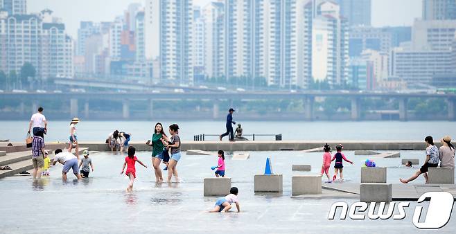 초여름 무더위가 이어진 지난 20일 오후 서울 여의도 물빛광장을 찾은 시민들이 더위를 식히고 있다. 2017.6.20/뉴스1 © News1 박지혜 기자