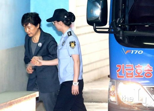 박근혜 전 대통령이 20일 오전 서초구 서울중앙지법에서 재판에 출석하기 위해 법정으로 향하고 있다.