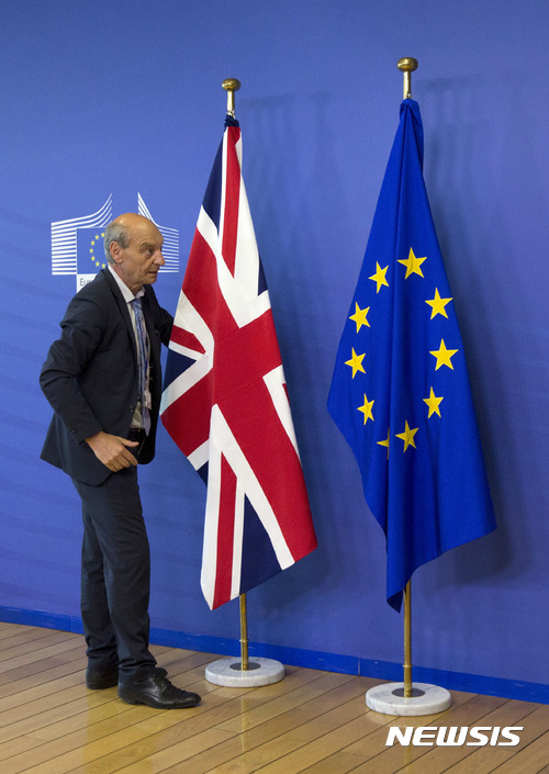 【브뤼셀=AP/뉴시스】영국과 유럽연합(EU)의 브렉시트 협상이 19일(현지시간) 벨기에 브뤼셀 EU 집행위원회 본부에서 시작된다. 사진은 EU 관계자가 회의실에 양측 국기를 배치하고 있는 모습. 2017.06.19