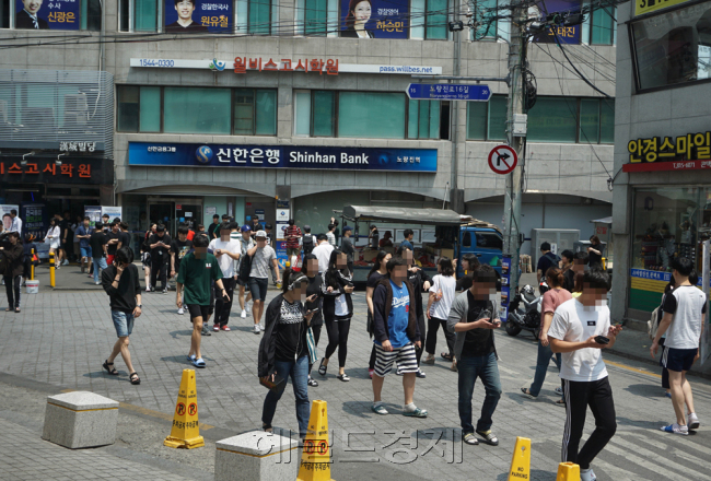 22일 오후 12시 30분께. 서울 동작구 노량진 인근 식당가. 점심 무렵 수업을 마친 학생들이 밥을 먹기 위해 거리로 나왔다. [사진=박로명 기자/dodo@heraldcorp.com]