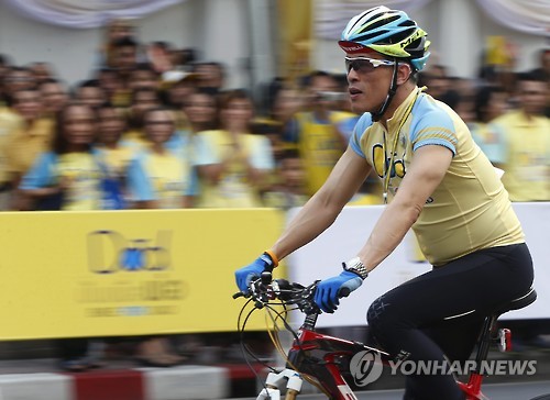 2015년 12월 방콕에서 열린 '아버지를 위한 자전거' 행사에 참석한 와찌랄롱꼰 국왕