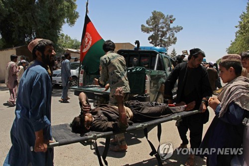 22일 아프가니스탄 남부 헬만드 주 라슈카르가에서 폭탄테러로 다친 남성이 병원으로 이송되고 있다. [AFP=연합뉴스]