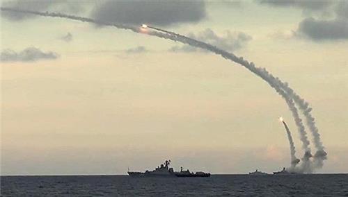 미사일 공격하는 러시아 군함들 [리아노보스티=연합뉴스]