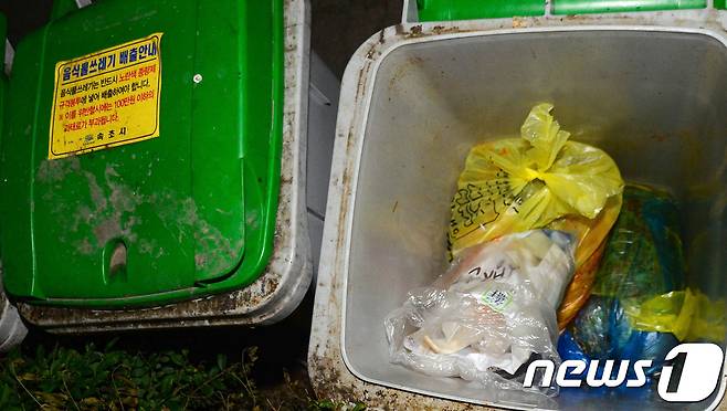 지난 22일 오후 강원 속초시 조양동 음식물쓰레기통 안에 버려진 일반쓰레기. 2017.6.24/뉴스1 © News1 고재교 기자