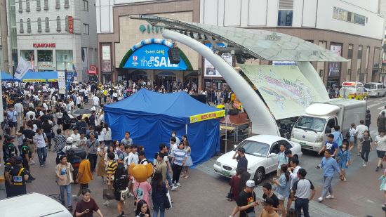 24일 대구 동성로에서 열린 대구퀴어축제에는 청소년들이 다수 관람을 하고 있다.