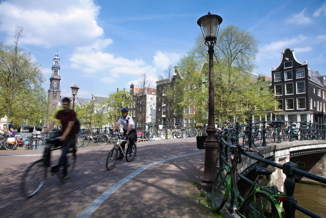 ▲ 자전거 타고 근무하는 암스테르담 경찰. ⓒ이병한