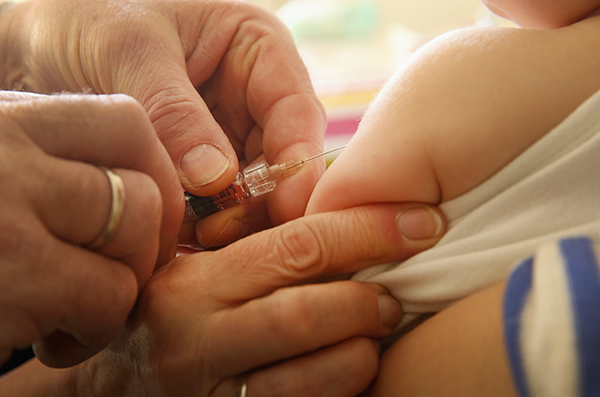 ⓒEPA 독일의 ‘예방접종 상담에 관한 법’은 부모에게 예방접종 정보를 제공하는 것을 목적으로 한다. 위는 소아과 의사가 유아에게 예방접종 하는 모습.