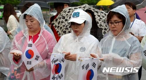 【서울=뉴시스】고범준 기자 = 6·25전쟁 67주년인 25일 오후 서울 종로구 광화문 광장에서 열린 리멤버 6.25 평화집회에서 참석자들이 태극기와 촛불을 켜고 한반도의 평화와 통일을 기원하고 있다. 2017.06.25. bjko@newsis.com