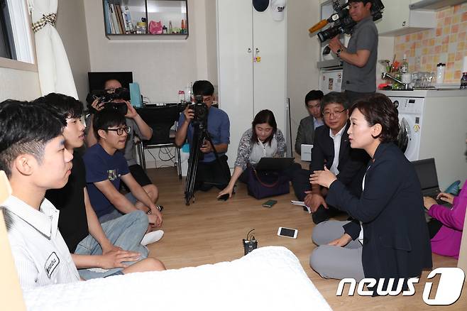 김현미 국토교통부 장관(오른쪽)이 26일 청년 임대주택에 거주하는 학생들과 이야기를 나누고 있다./국토부 제공 © News1