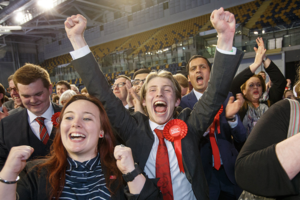 ⓒEPA 6월8일 스코틀랜드 글래스고에서 총선 결과가 발표되자 노동당 지지자들이 환호하고 있다.