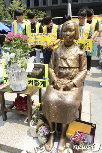 서울 종로구 옛 일본대사관 앞의 일본군 위안부 피해자를 상징하는 '평화의 소녀상' 2017.6.17/뉴스1 © News1 신웅수 기자