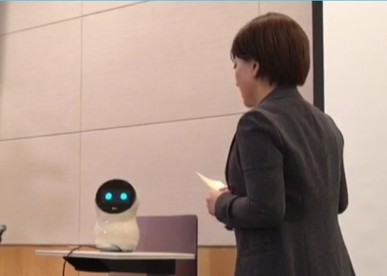 김기영 LG CNS 디지털금융사업팀장이 27일 서울 여의도에서 열린 간담회에서 로봇 엘리에게 금융상품 추천을 부탁하고 있다. 홍희진 인턴기자