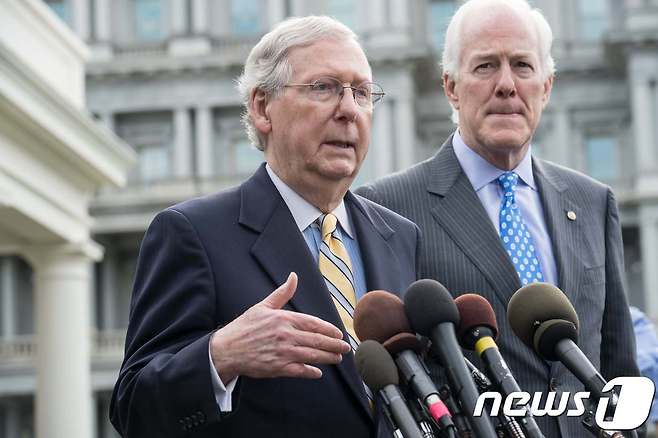 미치 맥코넬 공화당 상원 원내대표(왼쪽)와 존 코닌 상원 원내총무. © AFP=뉴스1