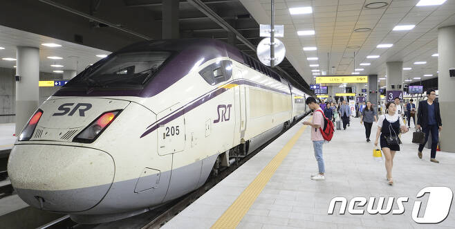 지난 12일 오후 서울 강남구 수서역에서 승객들이 수서발고속철(SRT) 열차를 이용하고 있다. /뉴스1 © News1 신웅수 기자