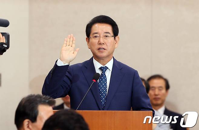 김영록 농식품부장관 후보자가 국회 인사청문회에서 선서를 하고 있다. © News1 이동원 기자