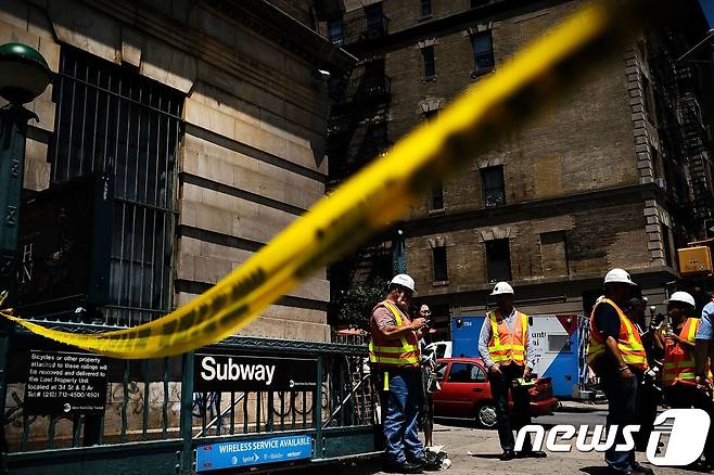 뉴욕 할렘역 인근의 출입이 통제되었다. 27일 오전(현지시간) 이 구간에서 열차의 객차 2개가 탈선해 부상자가 발생했다.© AFP=뉴스1