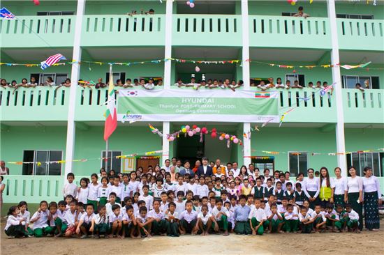 지난 23일 미얀마 딸린타운십 상아티마을에서 진행된 초등학교 건립 완공식 / 현대건설