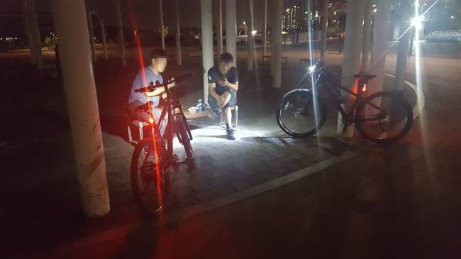 서울 강동구 천호동 광나루 한강공원 일대에서 두 자전거 운전자가 벤치에 앉아 술을 마시고 있다.