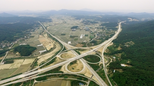 (상주=연합뉴스) 경북 상주와 영천을 잇는 민자고속도로가 28일 개통했다. 사진은 상주 낙동분기점. 2017.6.28 [경북도=연합뉴스]
