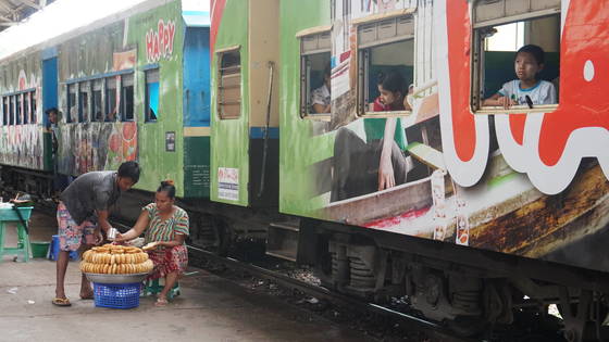 양곤 순환 열차를 타는 양곤 중앙역 플래폼.