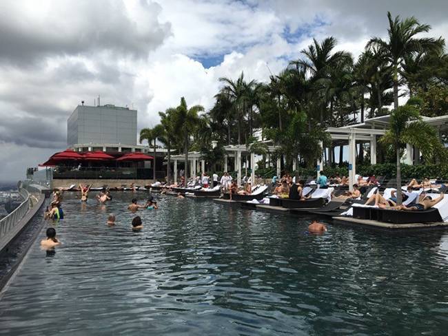 평일이지만 썬베드에 이미 꽤 많은 사람들이 나와 있었다.